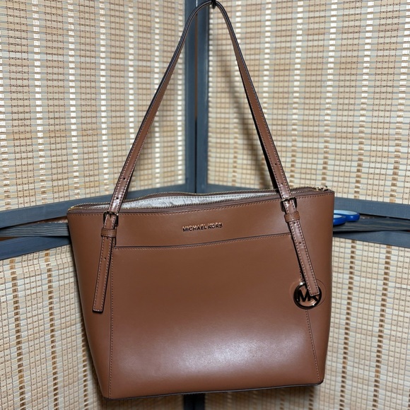 Michael Kors Voyager Large Saffiano Leather Tote - Picture 3 of 14